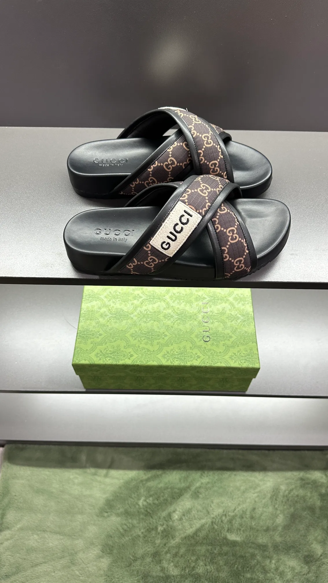 [G Family Couple Style] P: 300💰Female size 36~40 Men's size 39~45, (46. Custom-made Unisex GG slippers This slipper is made of GG polyester fiber and is decorated with a Gucci label on the front, adding a striking logo feel to the style. Beige GG recycled polyester fiber Unisex leather trim "Gucci Made in Italy" embroidered label Rubber sole Flat Made in Italy